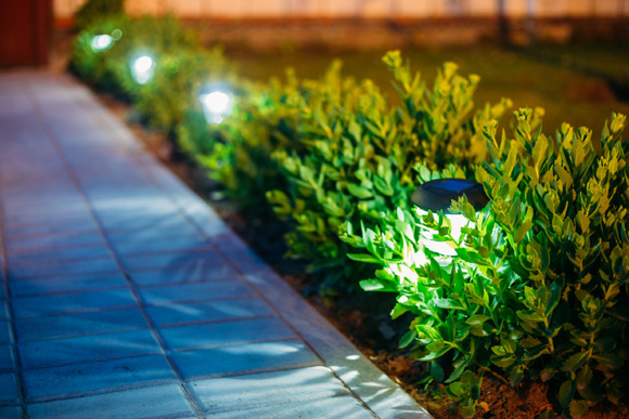 O importante na iluminação em jardim é transmitir a cor da natureza de maneira simples (Foto: Shutterstock)