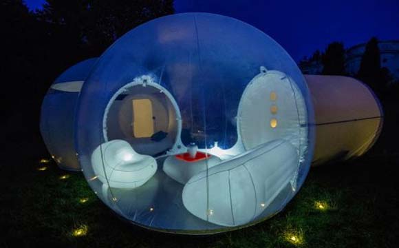 Foto de uma casa de bolha com um quartos e uma sala de estar (Fotos: Reprodução/Daily Mail)