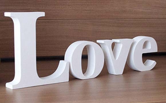 Letras para decoração ‘Love’. À venda por R$ 62.90 na loja Love Letter (Foto: Reprodução/Love Letter)