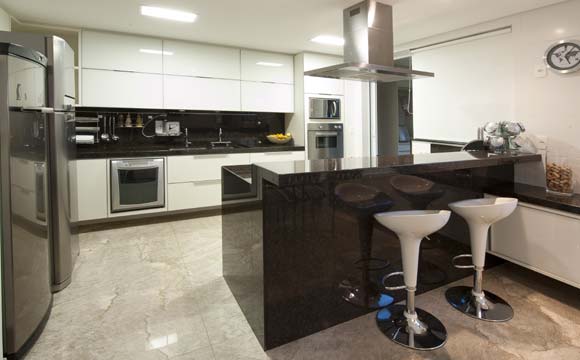 Cozinha americana une dois ambientes, geralmente a cozinha e a sala (Foto: Divulgação)
