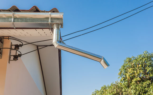 Calha no telhado é importante para deixar que a água da chuva caia no lugar adequado (Foto: Shutterstock)
