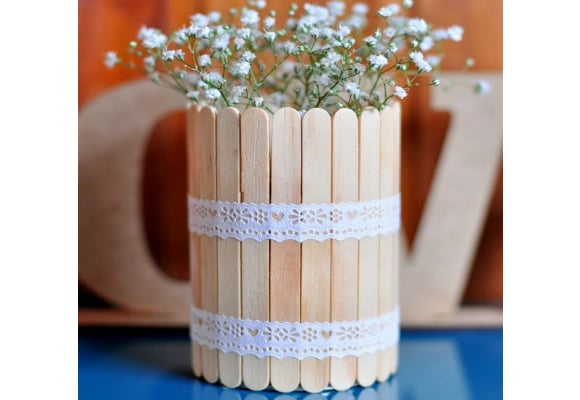 Junte muitos palitos de picolé para decorar um vaso de flores (Fotos: Reprodução/Pinterest)