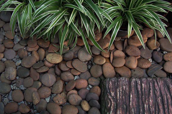 Pedras são escolhas indicadas para áreas de passagem do jardim, uma vez que trazem permeabilidade ao piso e evitam poeira e lama no caminho (Foto: Shutterstock)