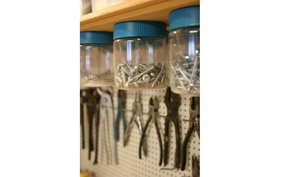 Potes de vidro podem ajudar na organização de pequenas peças (Foto: Chez Larsson/Divulgação)