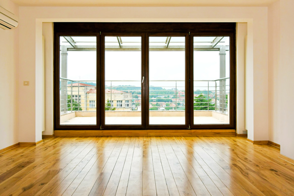 Para ambientes internos são recomendadas três a quatro demãos de verniz (Foto: Shutterstock)