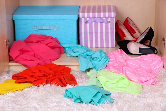 Deixar as peças acessíveis no guarda-roupa evita a bagunça na hora de se vestir (Foto: Shutterstock)