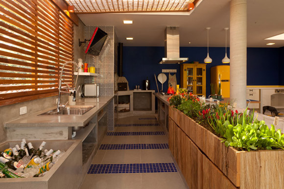 Horta na cozinha facilita o preparo de refeições saudáveis (Foto: Ana Yoshida Arquitetura e Interiores)