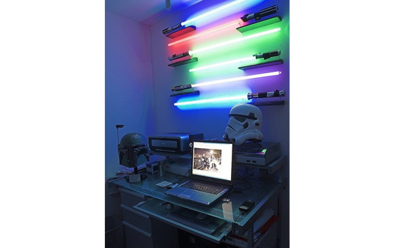 Para o home office, que tal utilizar os sabres de luz na iluminação (Foto: Reprodução/Pinterest)