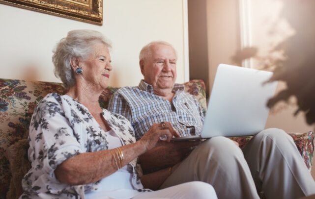Casal de idosos olhando computador