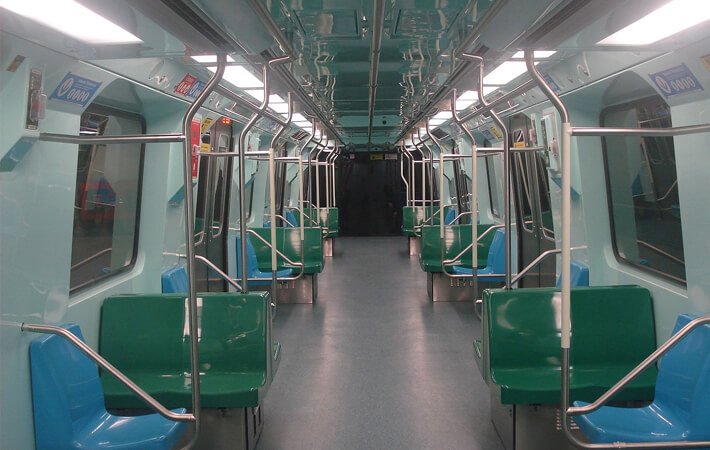 Linhas metrô SP. Visão interna de um vagão de metrô.