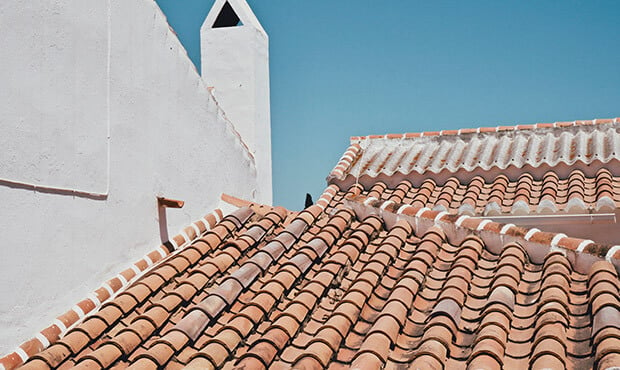 Imagem do telhado de uma casa