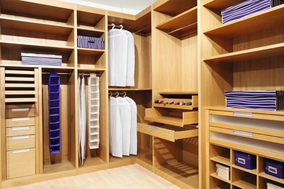 Prateleiras e gavetas são importantes para organizar o closet (Foto: Shutterstock)