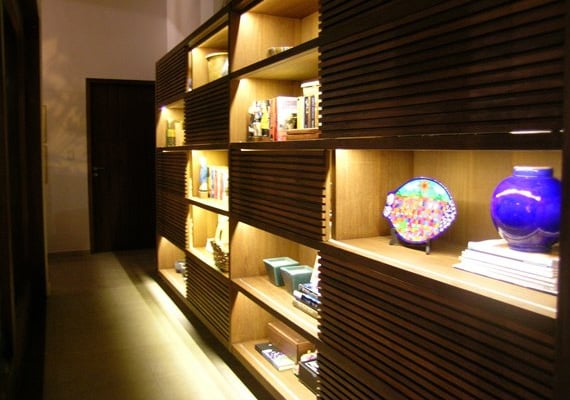 Estante mescla decoração com livros, objetos decorativos e uma boa iluminação. (Foto: Elaine Faustino)