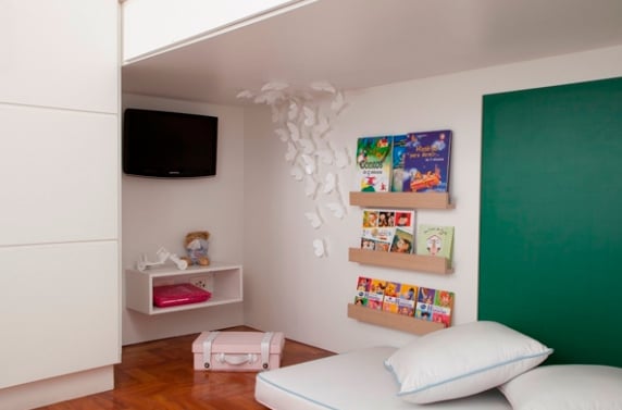 A capa dos livros infantis ajudam a dar um toque colorido ao quarto (Foto: J.Vilhora)