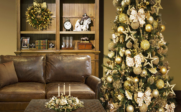 A tradição da árvore com decoração dourada e branca está presente nesta coleção da loja Cecilia Dale, ideal para agradar os lares mais clássicos, por sua elegância e sofisticação. (Foto: Divulgação)