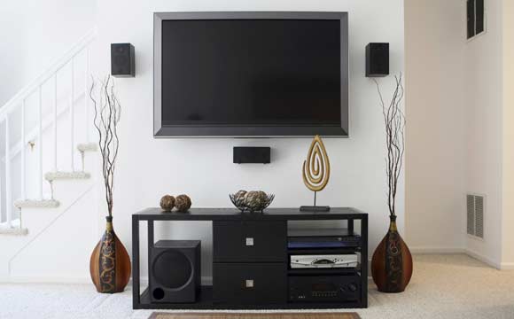 Em uma sala pequena, o ideal é ter um rack menor que caiba também os aparelhos como TV a cabo, DVD e home theater