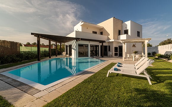 Imagem da área externa de uma casa com piscina