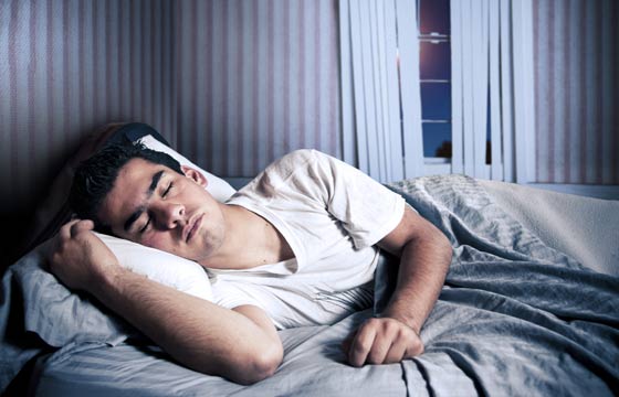 Dormir em ambiente escuro é fundamental para que o corpo descanse (Fotos: Shutterstock)