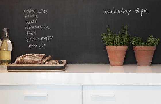 Tinta lousa é bastante utilizada na cozinha para anotar receitas, cardápios e recados da casa (Foto: Shutterstock)
