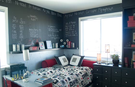 Parte da parede do quarto pode ser pintada com a tinta lousa para ajudar nos estudos (Foto: Shutterstock)