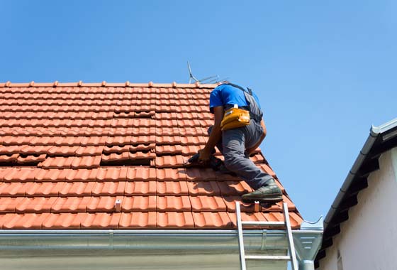 Telhados: no caso de casas, fazer avaliação de telhados e calhas para evitar que um pequeno vazamento estrague todo o gesso, por exemplo