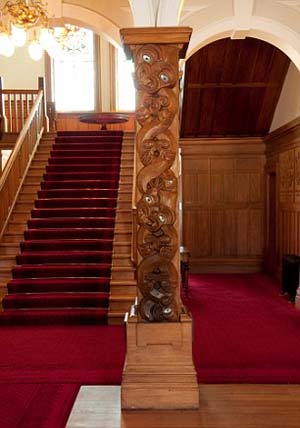Bela escadaria e um pilar esculpido 