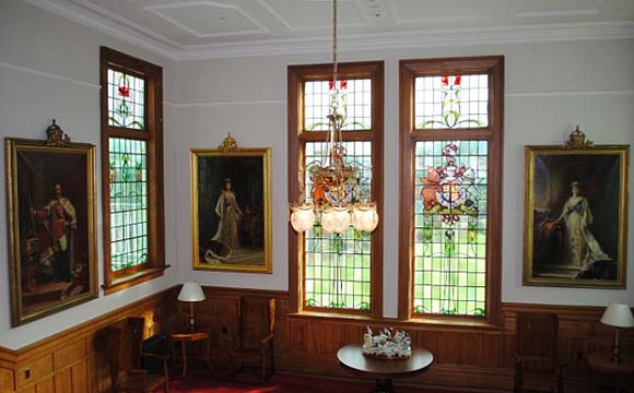Mansão possui vitrais e quatro retratos reais na casa oficial do governo neozelandês