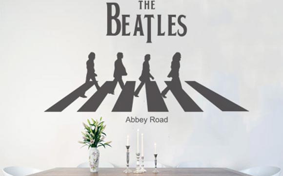 Adesivos também dão um charme a mais em sua parede. Este dos Beatles custa R$ 98 na loja Balihai Stickers, no tamanho 120 x 71 cm (Foto: Reprodução/Balihai Stickers)