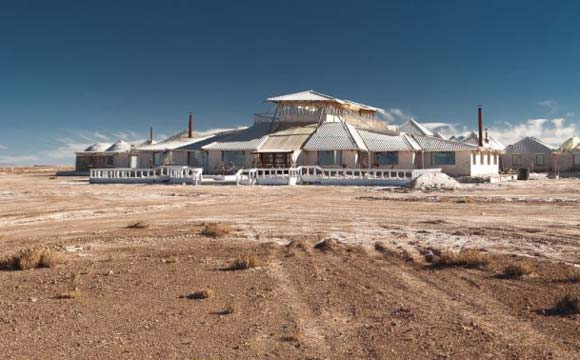 Hotel está localizado na cidade de Uyuni, na Bolívia, na maior planície de sal do mundo (Fotos: Reprodução/Daily Mail)