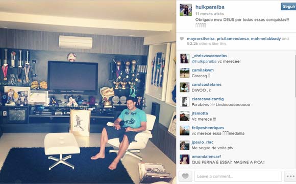 Sala de TV do jogador Hulk, que hoje mora na Rússia. É ali que ele guarda todos os seus troféus