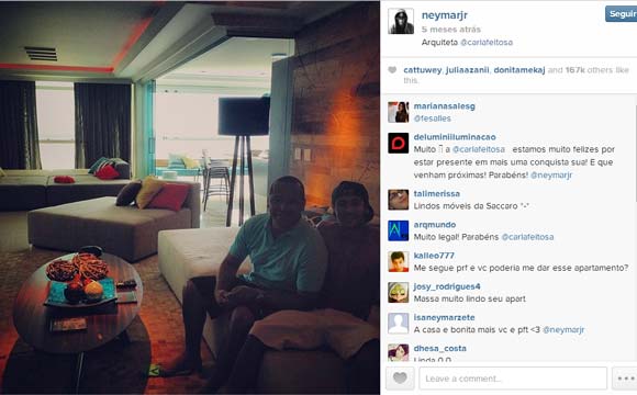 Neymar tem sofá suficiente para acomodar toda a sua família em Barcelona, na Espanha