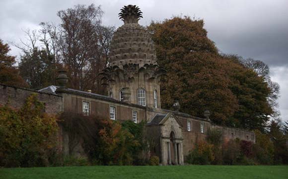 Construída em 1761, casa da Escócia ganhou um abacaxi feito com pedras
