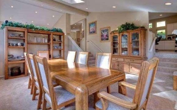 Sala de jantar com móveis de madeira