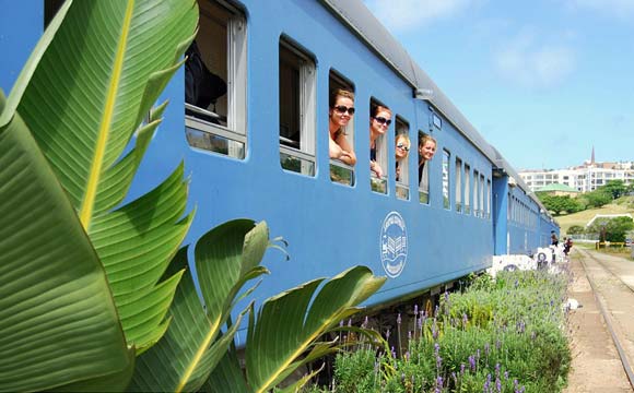 Turistas aproveitam para tirar fotos na janela do trem