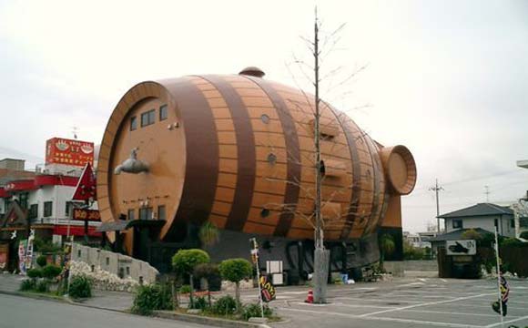 No Japão, um bar resolveu construir um tonel de pinga para chamar a atenção de seus clientes