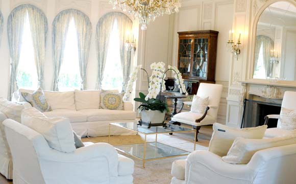 Sala de estar é toda decorada com a cor branca