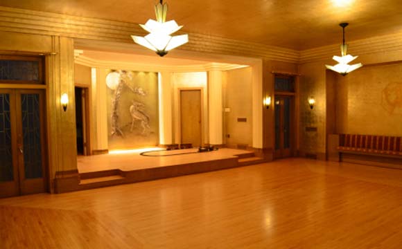Salão de festas com teto e paredes banhados a ouro