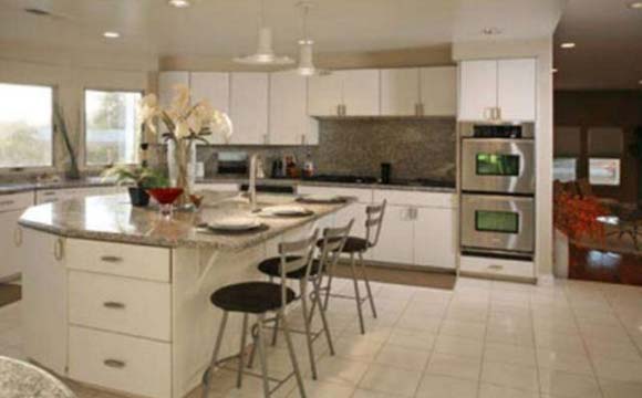 Cozinha com estilo das casas americanas, com balcão de mármore no meio