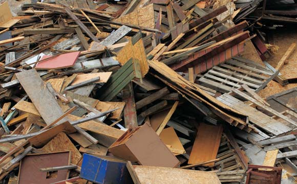 Neste “lixo” é possível reaproveitar muita coisa, como pallet, madeira e portas (Foto: Shutterstock)