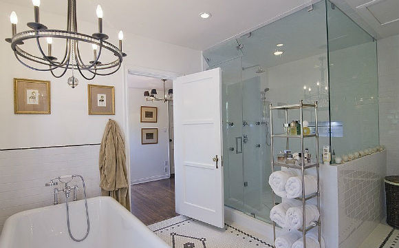 A atriz Liv Tyler já não chama mais essa propriedade, em Los Angeles, de casa. Mas seu banheiro incrível vai ficar em sua memória (Foto: Reprodução/The Agency)