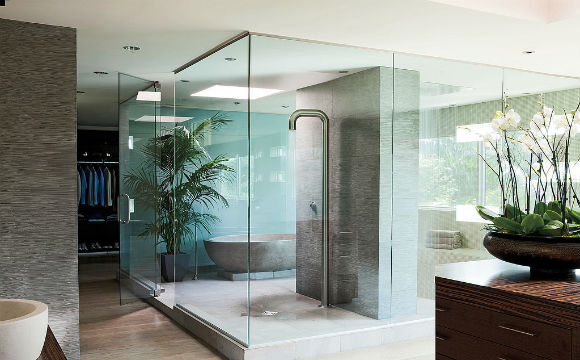 O diretor do filme Transformers, Michael Bay, tem uma casa luxuosa. O banheiro possui uma banheira feita em concreto e um enorme chuveiro  (Foto: Reprodução/Elle Decor)
