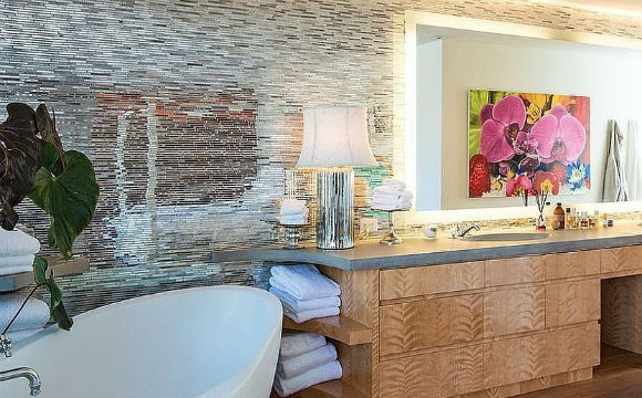 A eterna salva-vidas do seriado Baywatch, Pamela Anderson, tem uma enorme banheira de imersão no banheiro principal de sua casa em Malibu, nos EUA (Fotos: Reprodução/Chris Cortazzo)