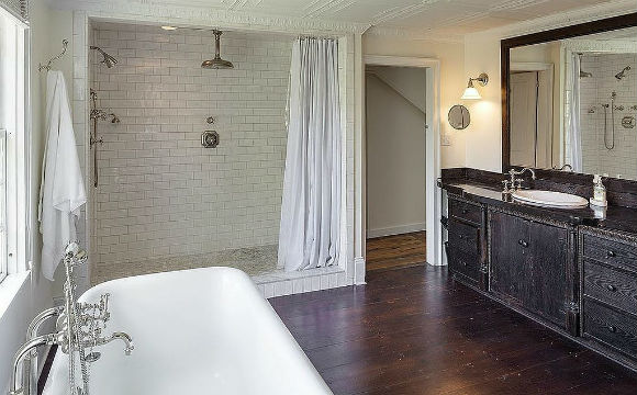 Assim como toda sua casa em Connecticut, nos EUA, o banheiro de Renée Zellweger combina luxo com toques rústicos do país (Foto: Reprodução/Landvest)