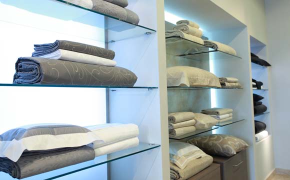 Em quartos mais estreitos, o ideal é instalar nichos e estantes para organizar as roupas