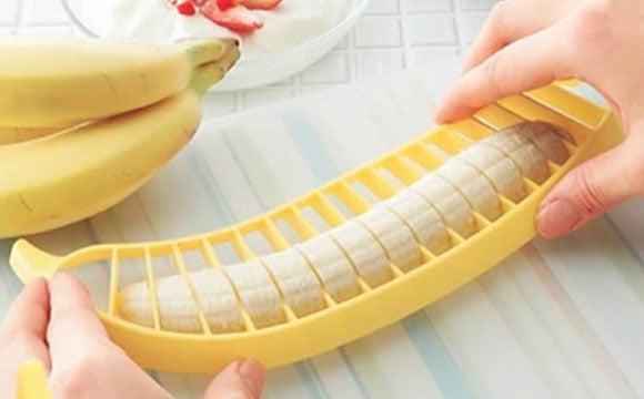 Deixe a faca de lado e utilize o cortador de banana ideal para a fruta. À venda na loja Bazar Criativo, por R$ 19,90 (Foto: Reprodução/Bazar Criativo)