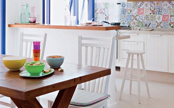 Se a planta do apartamento permitir, é possível ampliar a cozinha e transformá-la no estilo americano (Foto: Pinterest)