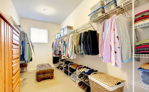 Quarto de empregada pode se tornar mais útil e organizado, como um closet para o quarto (Foto: Shutterstock)