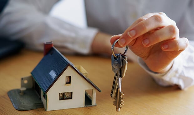 Imagem de pessoa segurando uma chave de casa