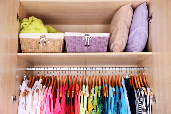 Lave as roupas que estão guardadas por um longo período, mesmo que não estejam sujas (Foto: Shutterstock)