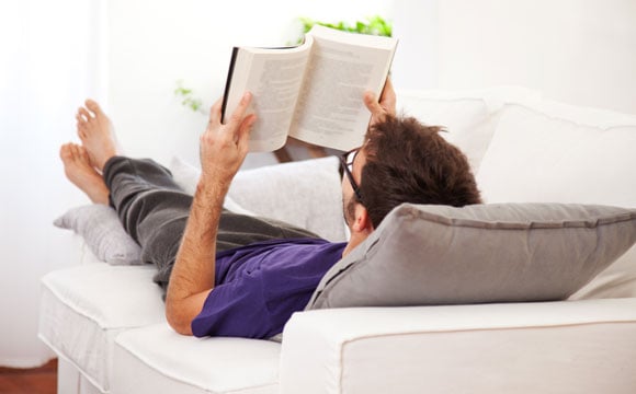 Escolha um sofá confortável. O sofá é, talvez, o principal item em uma sala de estar decorada especialmente para os homens. Almofadas grandes, que sirvam de apoio para as costas, é um bom mimo para eles. 